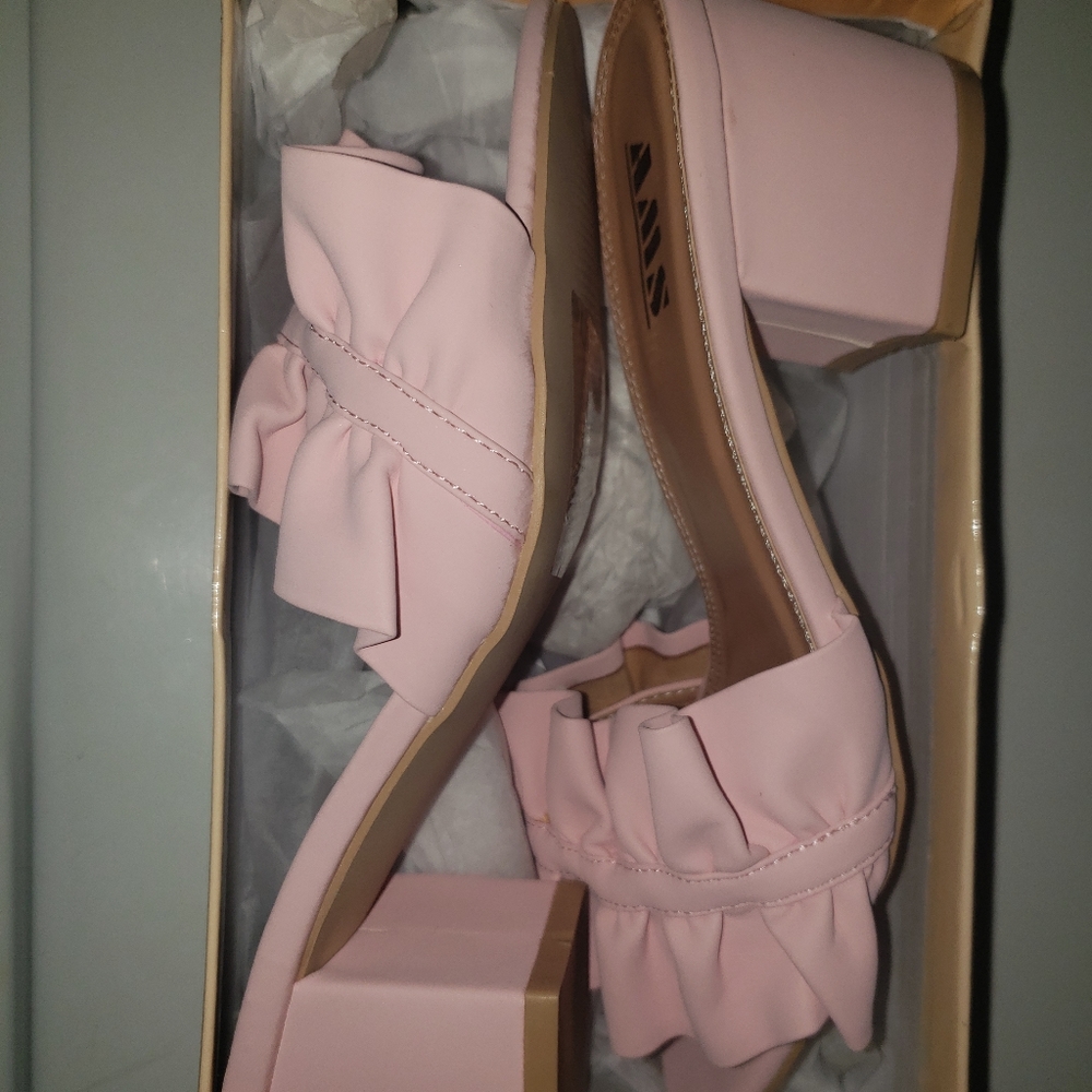 New pink heels - Picture 3 of 5